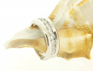 Eternity ring with brilliant-cut diamonds