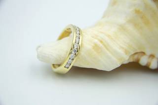 Ring with diamonds in a sequence