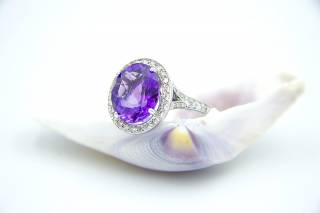 Ring with amethyst and diamonds