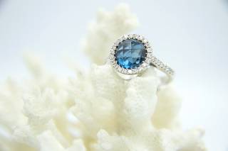 Ring with sapphire and diamonds