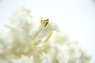 Ring with symmetrical compostition and diamonds