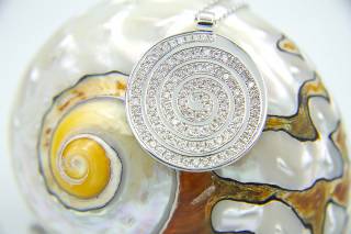 Pendant in spiral composition with diamonds