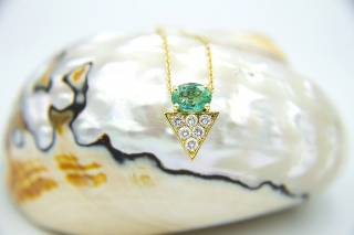 Pendant with diamonds and emerald