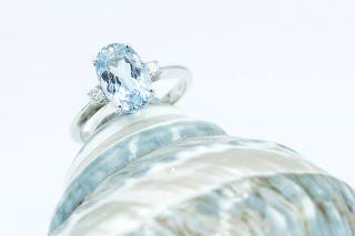 Ring with oval aquamarine and diamonds