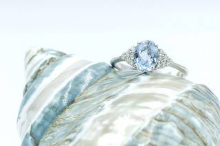 Ring with oval aquamarine and diamonds