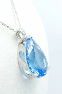 Necklace with blue topaz and diamonds