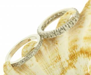 Eternity ring with brilliant-cut diamonds