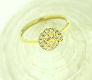 Ring with spiral composition and diamonds